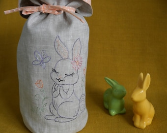 Bolsa bordada de coelho da Páscoa para embrulhar presentes