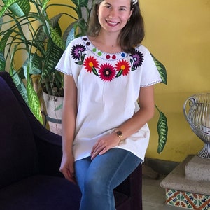 Mexican floral blouse, Traditional mexican hand embroidered blouse, multicolored floral emboidery, ethnic blose, mexican huipil.
