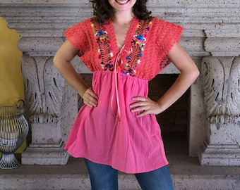 Blouse mexicaine brodée à la main : haut ethnique d'été avec dentelle