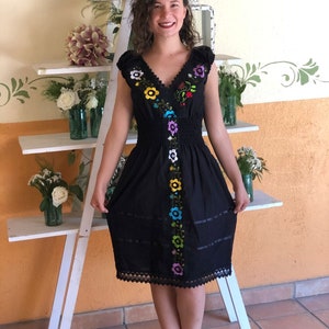 Mexican floral dress with V-neckline, mexican dress, hand embroidered dress, ethnic dress, fresh blanket dress,  mexican floral dress