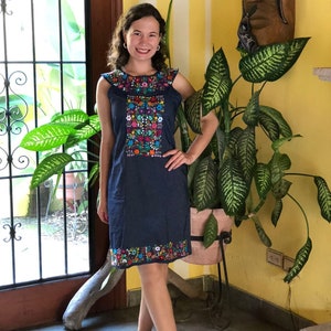 Vestidos de mezclilla bordados a mano store