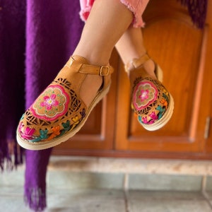 Mexican floral huarache, Mexican huarache with strap, Mexican leather shoe, embroidered shoe, buckled shoe.