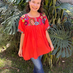 Mexican handmade blouse, with beautiful multicolored handmade embroidery, comfortable blouse, embroidered in fresh blanket fabric.