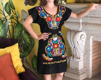 Mexican floral dress, embroidered Mexican dress, ethnic dress, embroidered dress with bright colors.