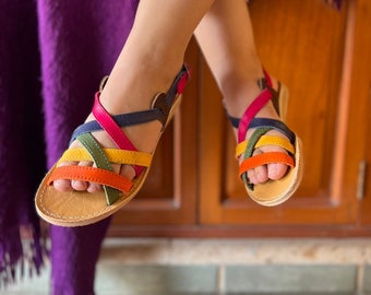 Sandalias Huaraches de Cuero Coloridas Hechas a Mano: Estilo Mexicano