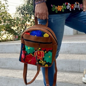 Mexikanischer Rucksack mit Blumenstickerei, Handgemachter Rucksack, Traditioneller mexikanischer Rucksack, Boho-Hippie-Stil. (weitere Farben verfügbar)