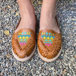 Mexican embroidered shoe, Mexican leather shoe, Trendy sandals, Braided women&#39;s, Handmade Traditional Shoe, Typical Huaraches from Mexico.