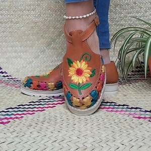 Mexican floral huarache, Mexican huarache with strap, Mexican leather shoe, embroidered shoe, buckled shoe.