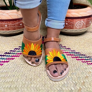 Mexican handmade sandal, Mexican flip flops with embroidery, Mexican leather huarache, embroidered sandal with buckle.