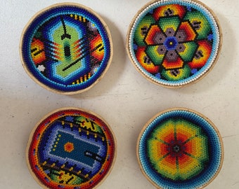 Cuenco de calabaza forrado con chaquira, cuenco huichol, decoración mexicana, jícara de chaquira, arte popular mexicano.