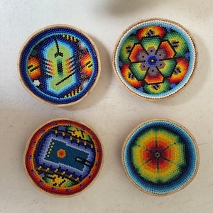 Cuenco de calabaza forrado con chaquira, cuenco huichol, decoración mexicana, jícara de chaquira, arte popular mexicano.
