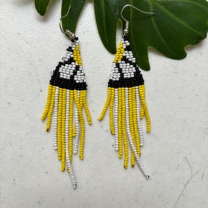 Beaded artisan earrings, huichol earrings, beaded earrings, mexican earrings, huichol art, hippy earrings, gift for her.