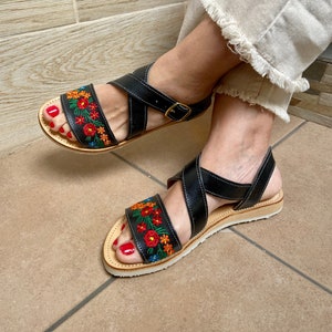 Mexican handmade sandal, Mexican flip flops with embroidery, Mexican leather huarache, embroidered sandal with buckle.