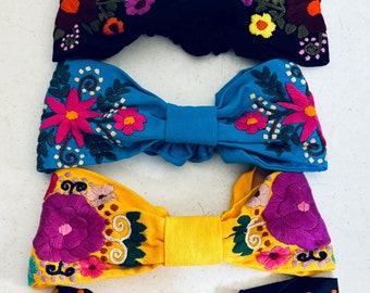 Diadema floral bordada: banda para el cabello estilo mexicano