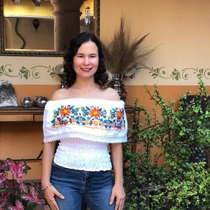 Mexican peasant top, hand embroidered Mexican top, top with floral embroidery, Mexican style top.