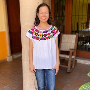 Blusa mexicana, blusa con hermosos bordados florales multicolores, blusa de manta, blusa etnica, blusa bordada a mano.