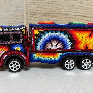 ウイチョル族の芸術で飾られた小さなガス管、ビーズで飾られたカート、メキシコの芸術、美しい贈り物。