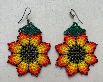 ウイチョルビーズイヤリング：職人によるメキシコの花柄デザイン、スターリングシルバー