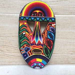 Masque en laine huichol fait main : décoration murale art indigène Wixárika