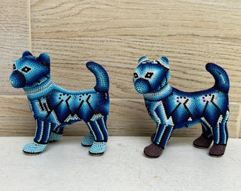 ウイチョル族のビーズ細工の犬の像：メキシコの民芸品