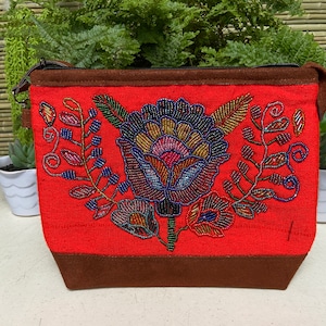 Fine embroidered purse with beads, Mexican purse embroidered with beads, Chiapas purse, shoulder bag.
