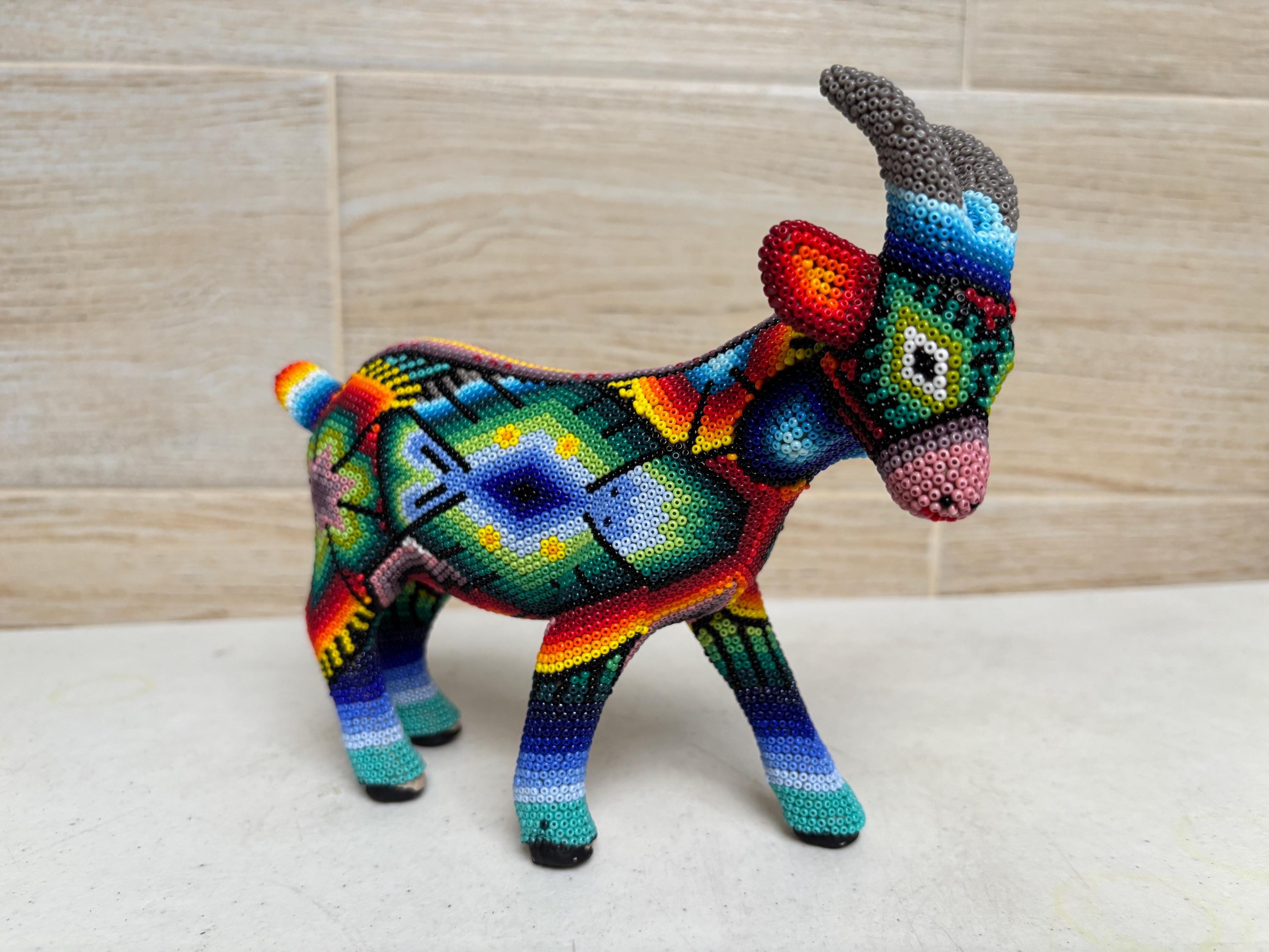 ウイチョル族のビーズ細工のヤギの置物、手作りの色鮮やかなメキシコの