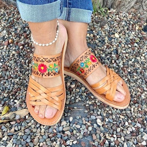 Mexican handmade sandal, Mexican flip flops with embroidery, Mexican leather huarache, multicolor floral embroidered sandal.