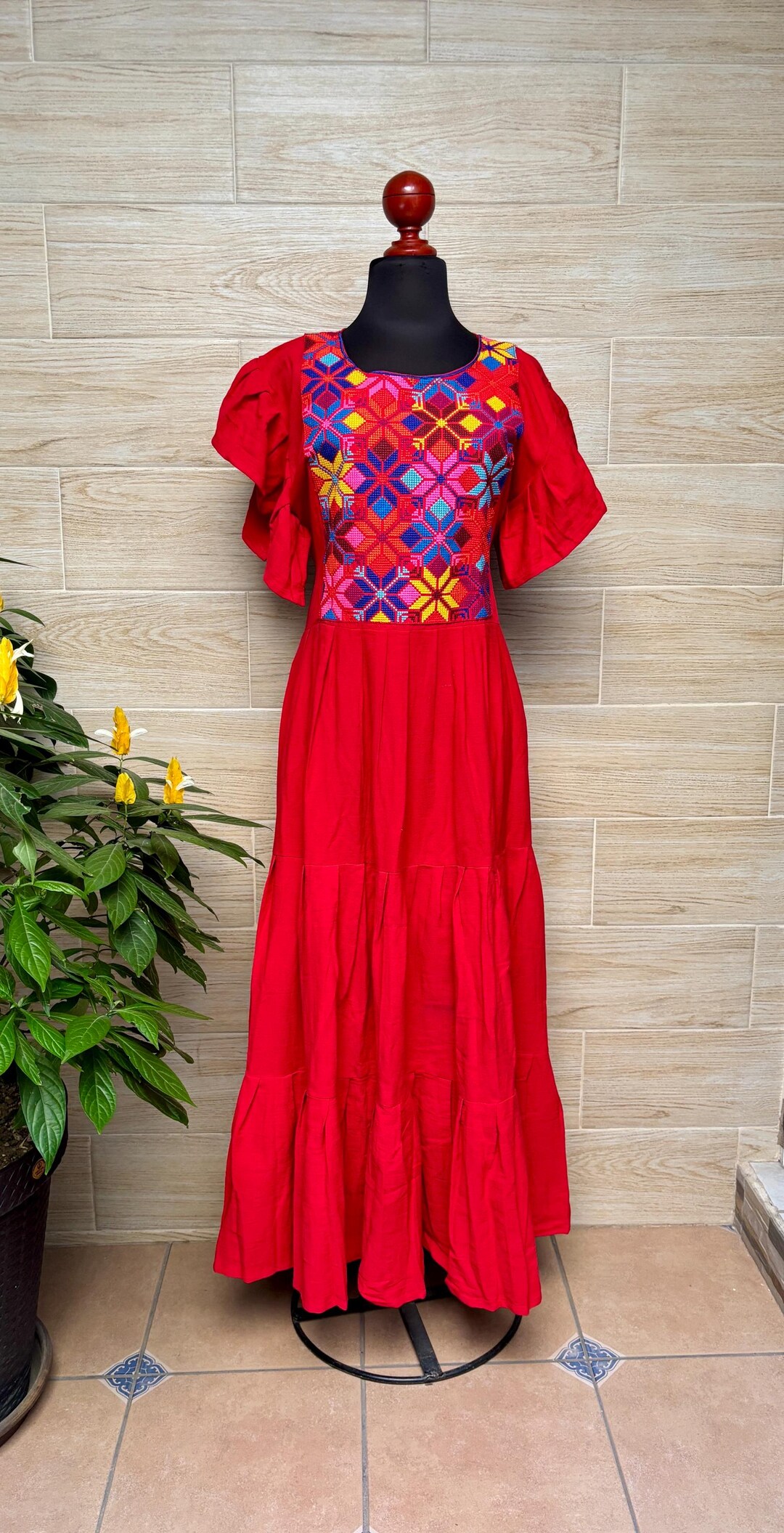 Vestido mexicano de algodón bordado: corte holgado, detalles de