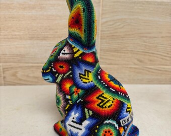 手作りのウイチョル族のビーズウサギの置物、メキシコの民芸品
