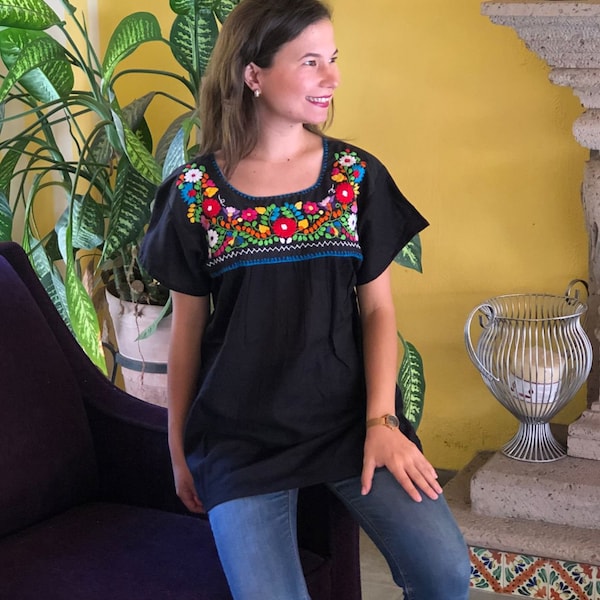 Camicetta tradizionale messicana ricamata a mano, ricami floreali multicolori, camicetta etnica, huipil messicano.