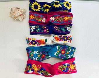 Diadema mexicana bordada: turbante floral