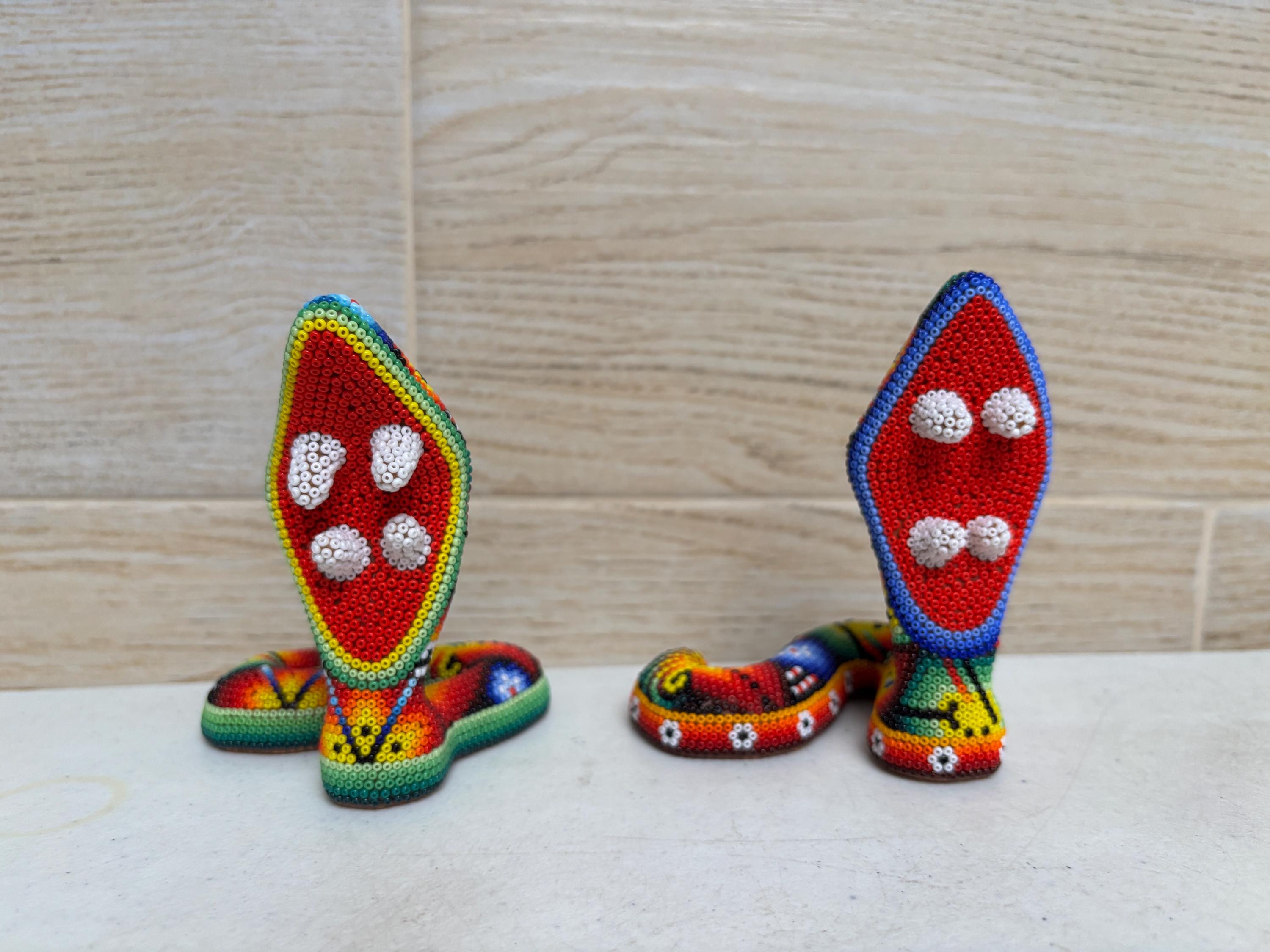 ウイチョル族のビーズ細工の蛇の像：メキシコの民芸品の装飾 - Etsy 日本