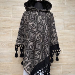 Mexican Handcrafted Cape, Mexican Poncho, Mexican Cape Woven Handcrafted Cape. Typical Mexican Poncho.