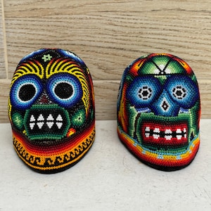 Huichol skull, Huichol Decor, Huichol beadwork, Mexican Art, Collectible figure.