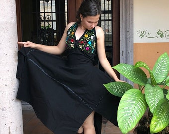 Vestido halter floral bordado a mano: Vestido asimétrico mexicano