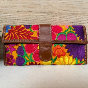 Cartera mexicana con bordado floral, Cartera hecha a mano, Cartera tradicional mexicana, Cartera estilo boho-hippie. (más colores disponibles)
