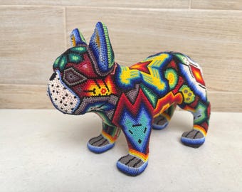 メキシコの民芸品、ウイチョル族の彫刻、犬ブルドッグの像、樹脂と