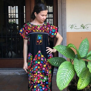 Vestido largo maxi mexicano, vestido mexicano bordado a mano, vestido floral mexicano, vestido etnico, vestido floral mexicano.