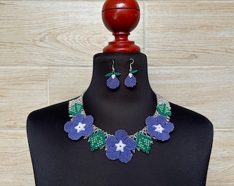 Handgemaakte set met Huichol-kralenketting: Mexicaanse bloemensieraden