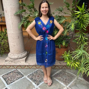 Mexican floral dress with V-neckline, mexican dress, hand embroidered dress, ethnic dress, fresh blanket dress,  mexican floral dress