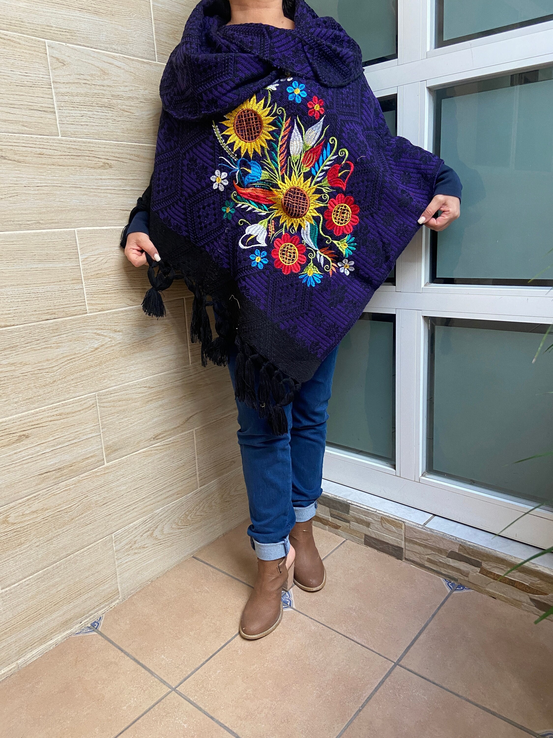 新作 Mexican Handmade Cape, Embroidered Cape, Mexican Poncho 工芸品