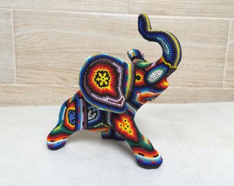 メキシコの民芸品であるウイチョル族の象の像、メキシコの装飾品である