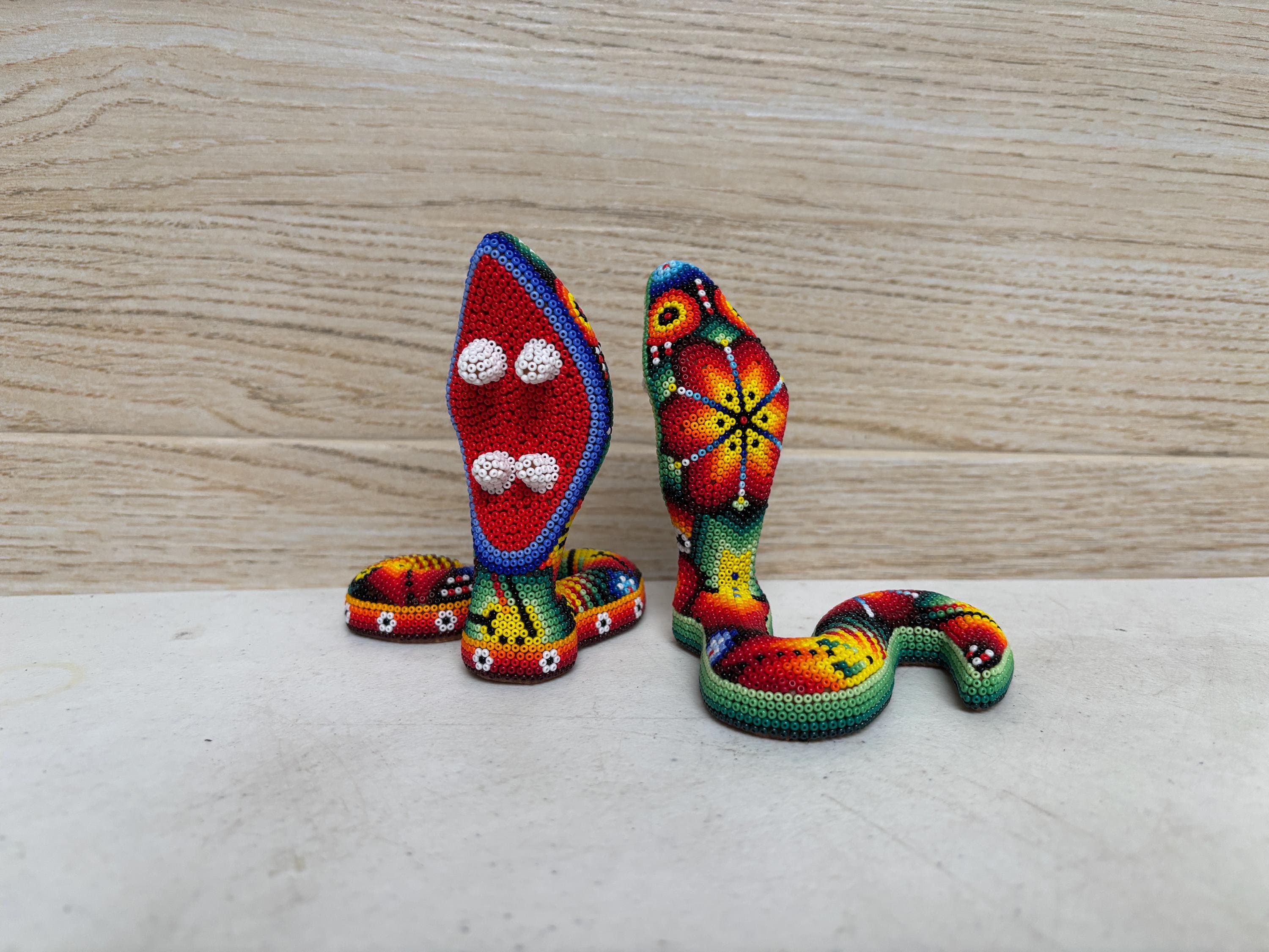 ウイチョル族のビーズ細工の蛇の像：メキシコの民芸品の装飾 - Etsy 日本