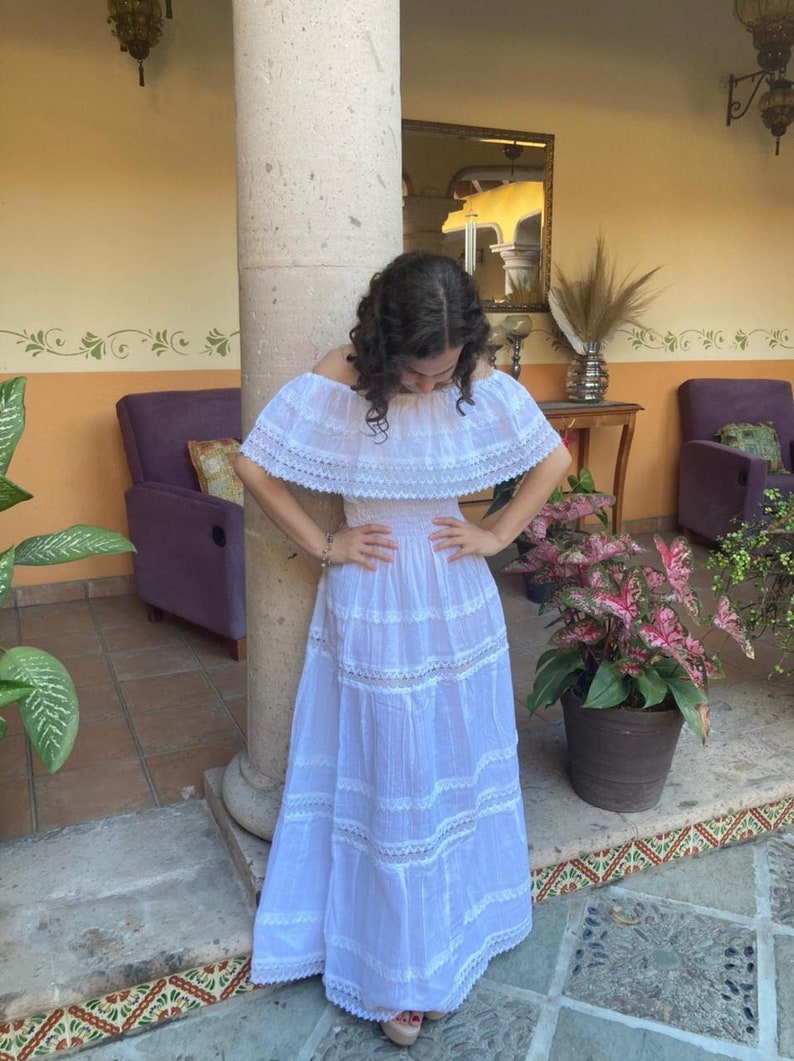 Traditional Mexican long dress, Mexican long dress, peasant dress, strapless dress, ethnic dress. Blanco