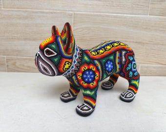 ウイチョル族のビーズ細工フレンチブルドッグ彫刻：メキシコの手作り民芸品