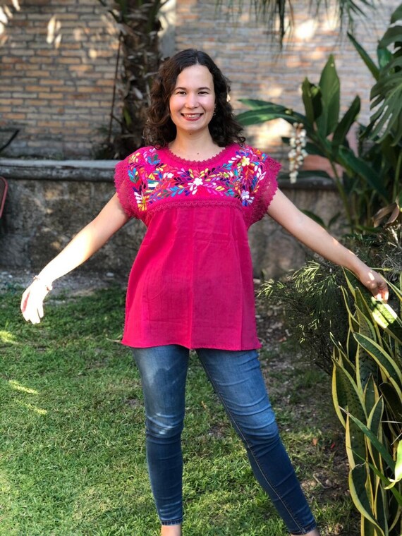 伝統的なメキシコの手刺繍ブラウス、多色の花の刺繍、民族的なブラウス 