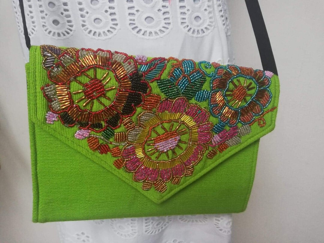 Fino monedero bordado con chaquira, monedero mexicano