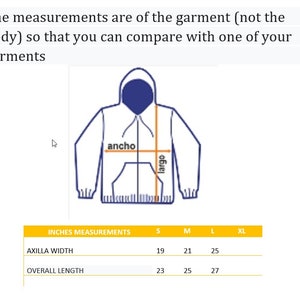 Puede incluir: Un gr&aacute;fico que muestra las medidas en pulgadas de una sudadera con capucha en tallas S, M, L y XL. Las medidas son para la prenda, no para el cuerpo, e incluyen el ancho de la axila y la longitud total.
