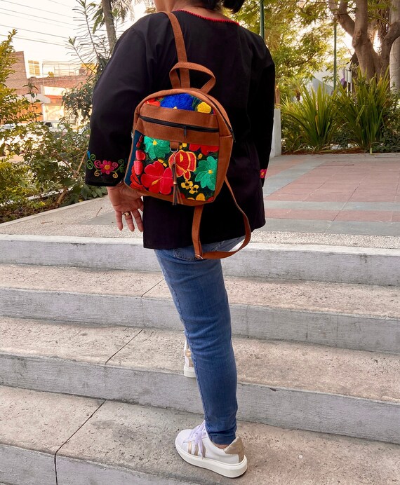 Handmade Floral Embroidered Mexican Backpack: Boho Cotton  display picture 2