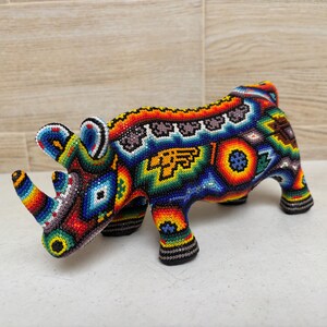 ウイチョル族のビーズで作られたサイの置物、手作りのメキシコの民芸品